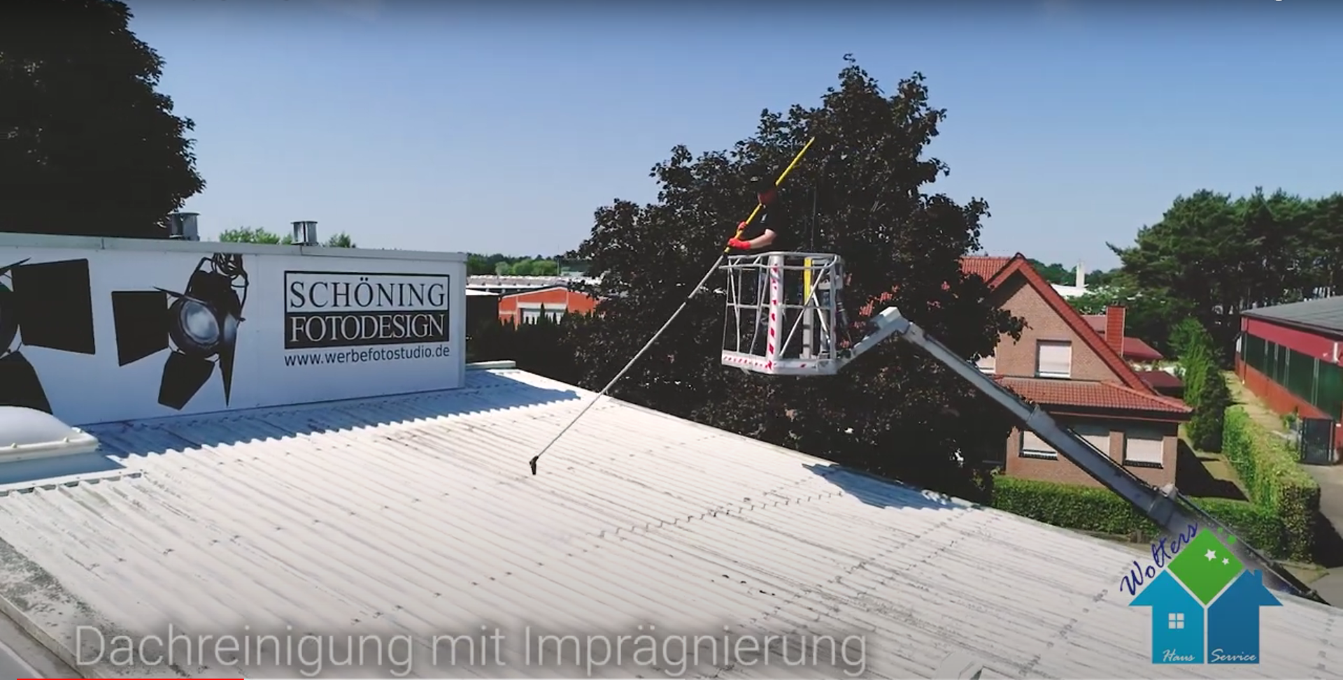 Reinigung der Dachfl&auml;chen in Spelle mit der Teleskop-Ausr&uuml;stung.