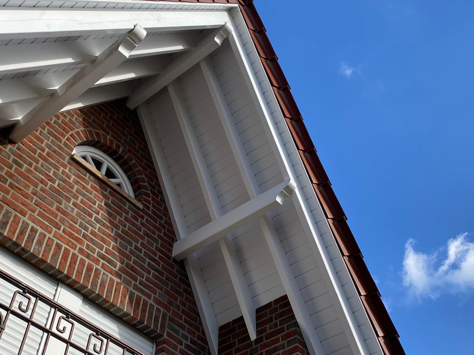 Gereinigter wei�er Dach&uuml;berstand an einem Haus in Spelle.